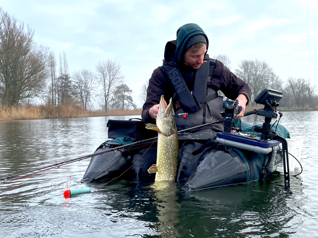 Met een reddingsvest in de bellyboat