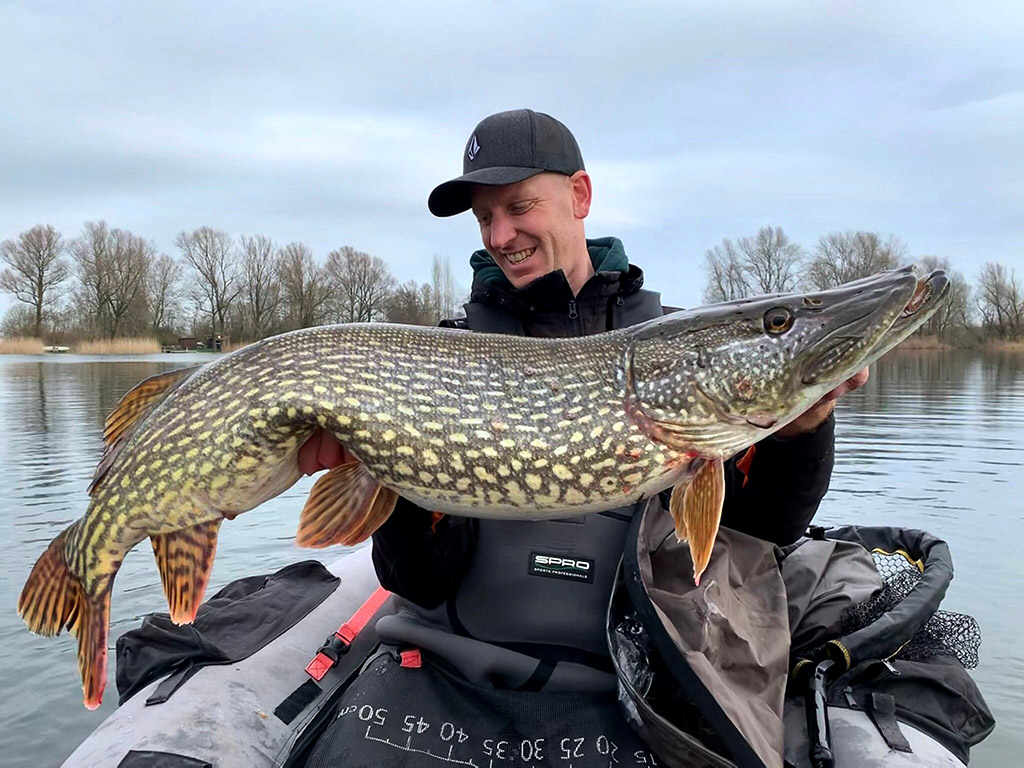 Grote snoeken vangen vanuit een bellyboat